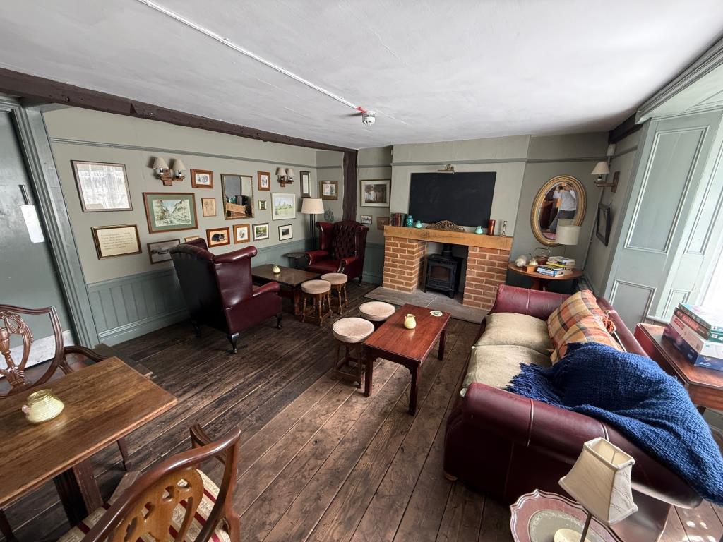 Lot: 129 - FREEHOLD PUBLIC HOUSE SITUATED IN POPULAR SUFFOLK VILLAGE LOCATION - Snug or private dining area with woodburner and window to front